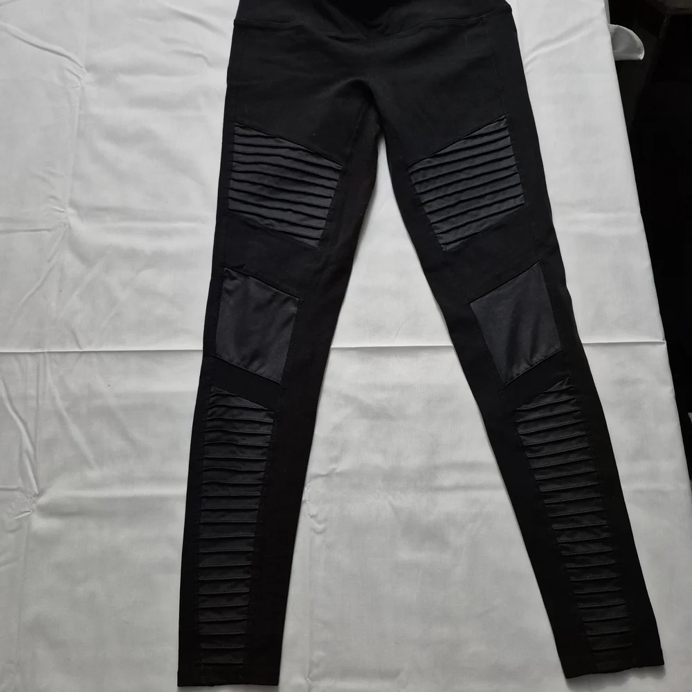 ALO Yoga‎ Moto Black Textured Leggings M